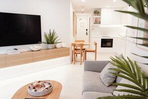 Apartemen Keluarga, 2 kamar tidur, teras, pemandangan laut terbatas | Seprai premium, brankas, setrika/meja setrika, dan Wi-Fi gratis