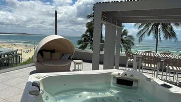 Starlight Penthouse | Premium bedding, in-room safe, iron/ironing board, free WiFi