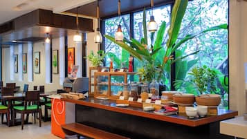 Café da manhã com buffet todos os dias (THB 650 por pessoa)