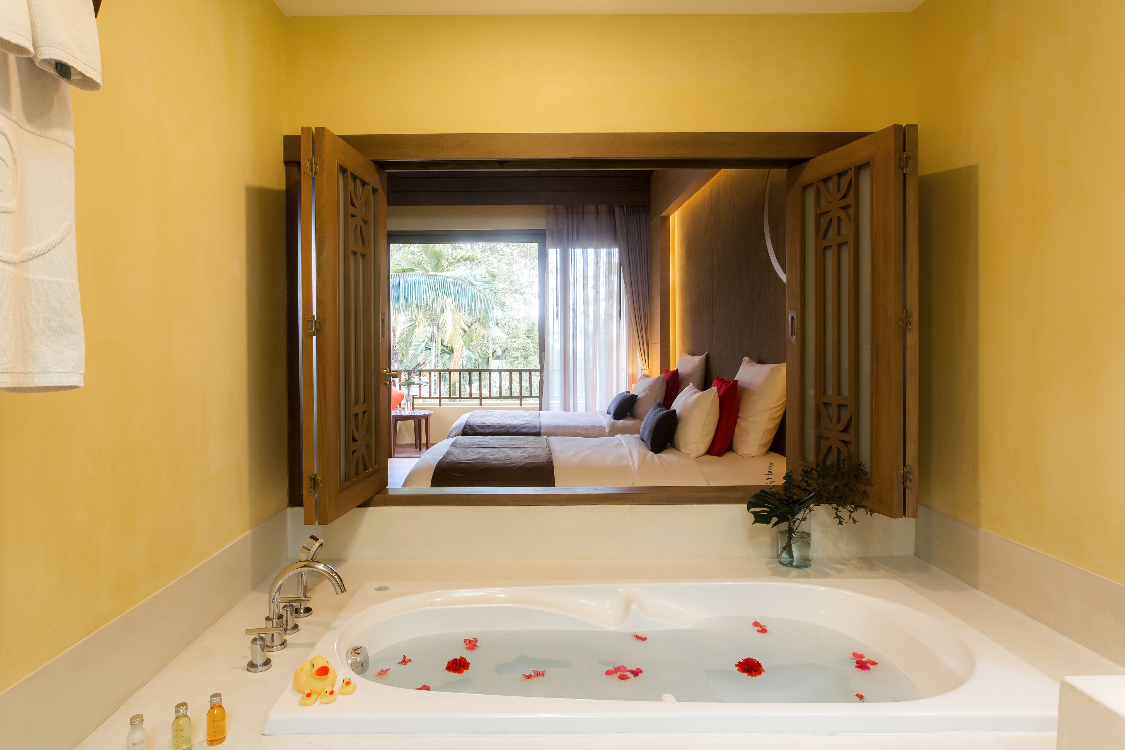 deluxe room, balcony | bathroom | separate bathtub and shower, rainfall showerhead, free toiletries