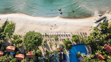 Praia particular, espreguiçadeiras, guarda-sóis, toalhas de praia