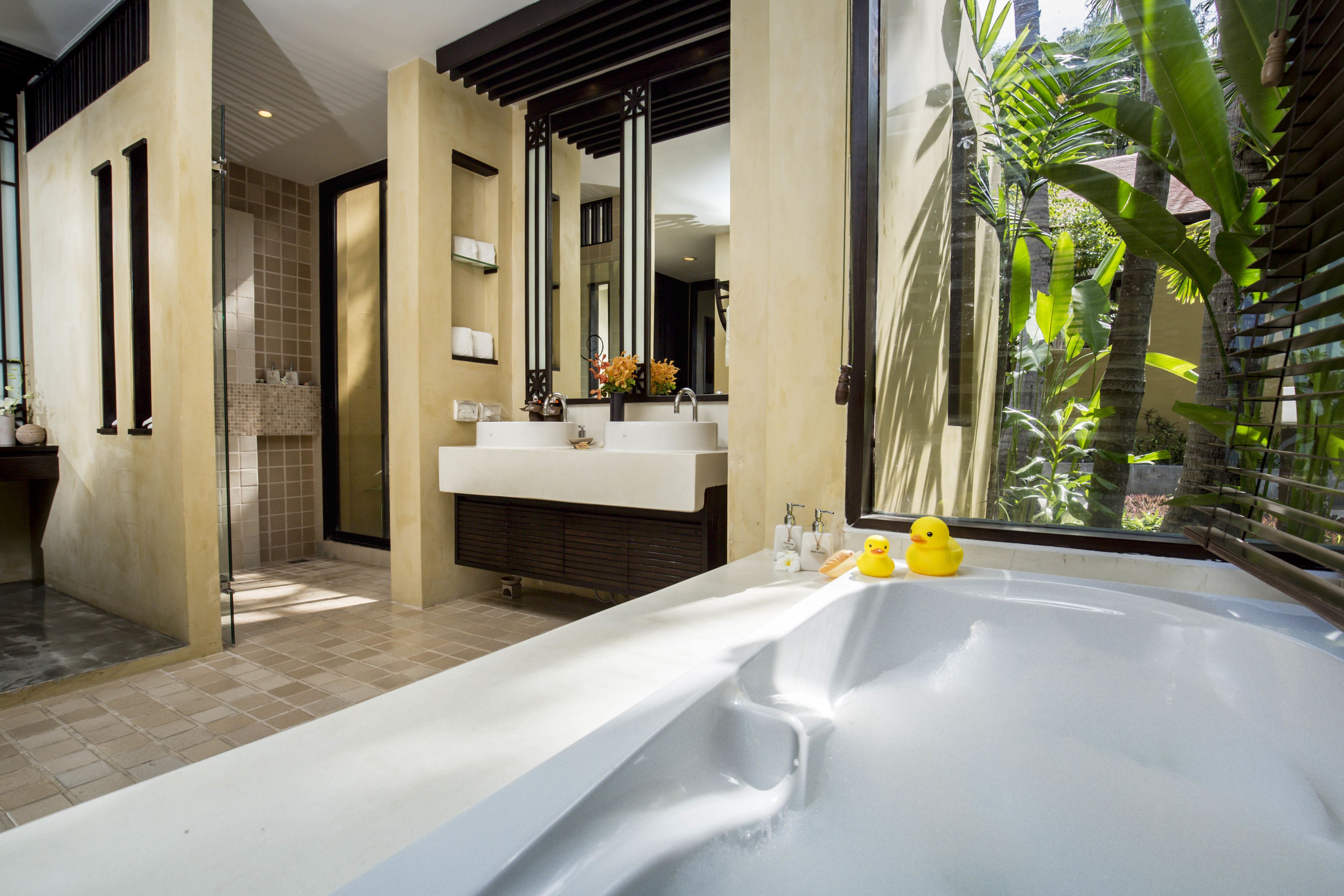 separate bathtub and shower, rainfall showerhead, free toiletries