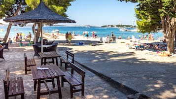 In Strandnähe, Liegestühle, Sonnenschirme, Strandbar