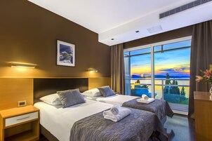 Muebles diferentes, escritorio y espacio para trabajar con laptop 