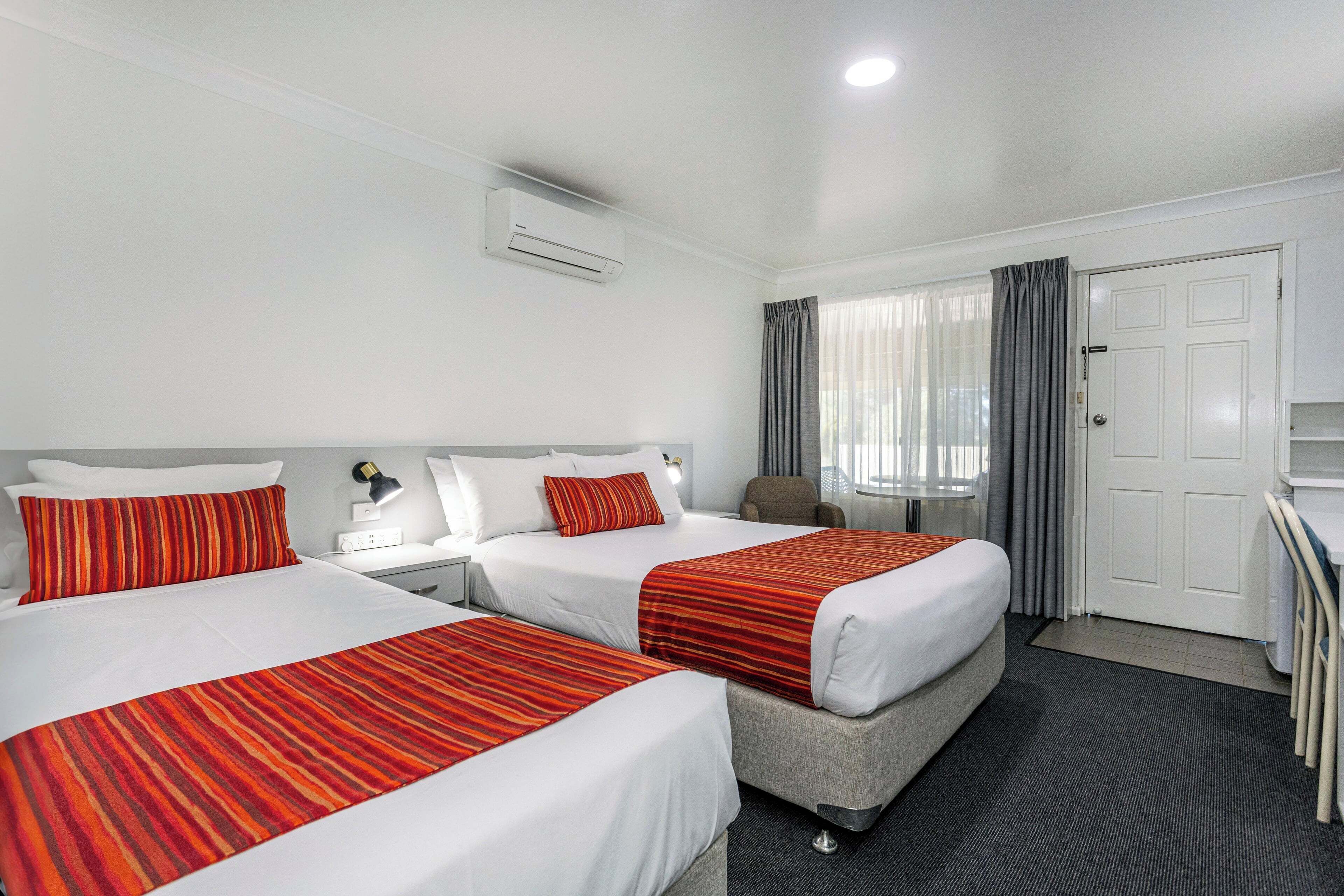 Standard Double Room | 1 bedroom, desk, blackout curtains, iron/ironing board