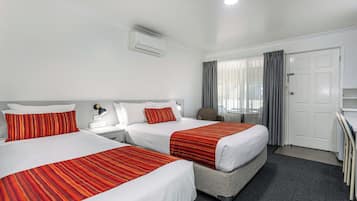 Standard Double Room | 1 bedroom, desk, blackout curtains, iron/ironing board