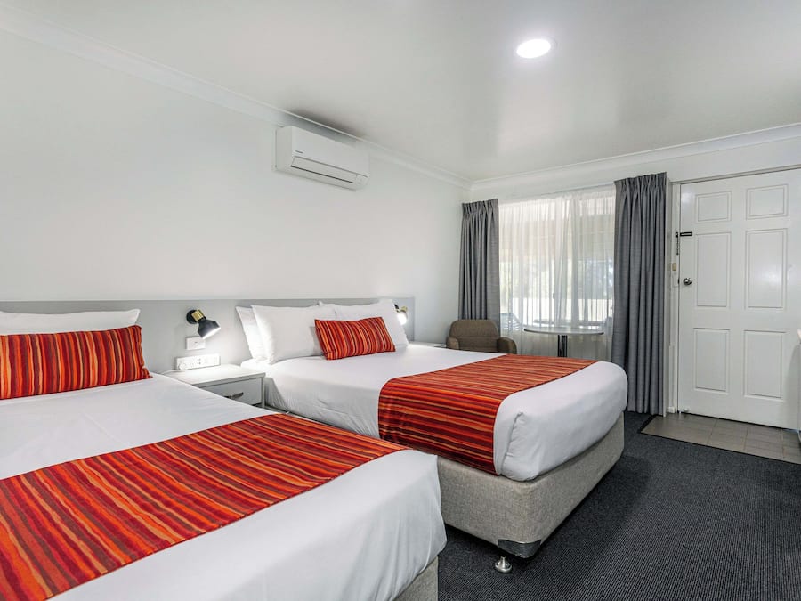 Kamar Double Standar | 1 kamar tidur, meja kerja, tirai kedap cahaya, dan setrika/meja setrika