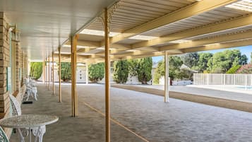 1 camera, una scrivania, tende oscuranti, ferro/asse da stiro