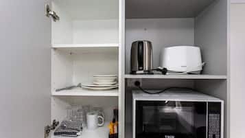 1 quarto, escrivaninha, cortinas blackout, ferros/tábuas de passar roupa