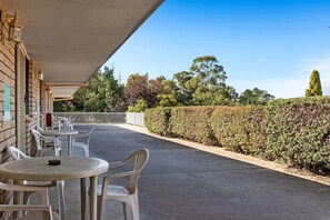 1 غرفة نوم ومكتب وستائر تعتيم ومكواة/لوح كي