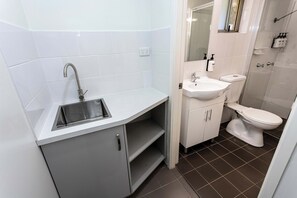 Standardzimmer, 1 Queen-Bett | Badezimmer | Dusche, kostenlose Toilettenartikel, Haartrockner, Handtücher