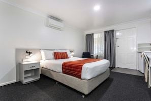 Zimmer, 1 Doppelbett, Nichtraucher | 1 Schlafzimmer, Schreibtisch, Verdunkelungsvorhänge