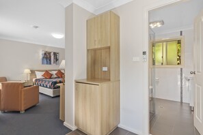 Chambre exécutive, 1 très grand lit | 1 chambre, bureau, rideaux d’obscurcissement, fer et planche à repasser