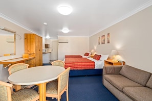 1 bedroom, desk, blackout curtains, iron/ironing board - Econo Lodge Alabaster (Cowra)