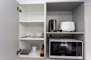 Standard Room, 1 Queen Bed | 1 bedroom, desk, blackout curtains, iron/ironing board - Econo Lodge Alabaster (Cowra)