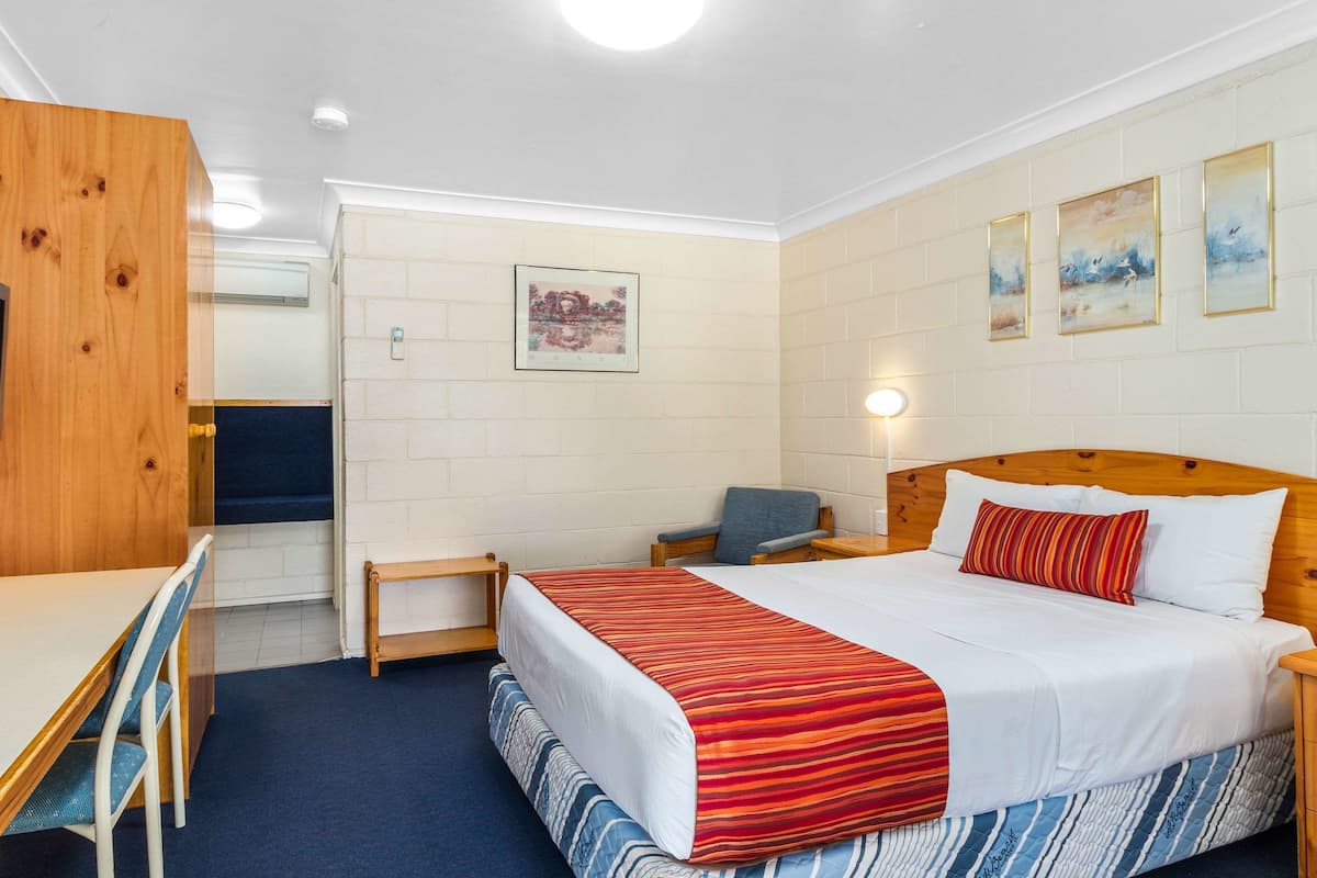 1 slaapkamer, een bureau, verduisterende gordijnen