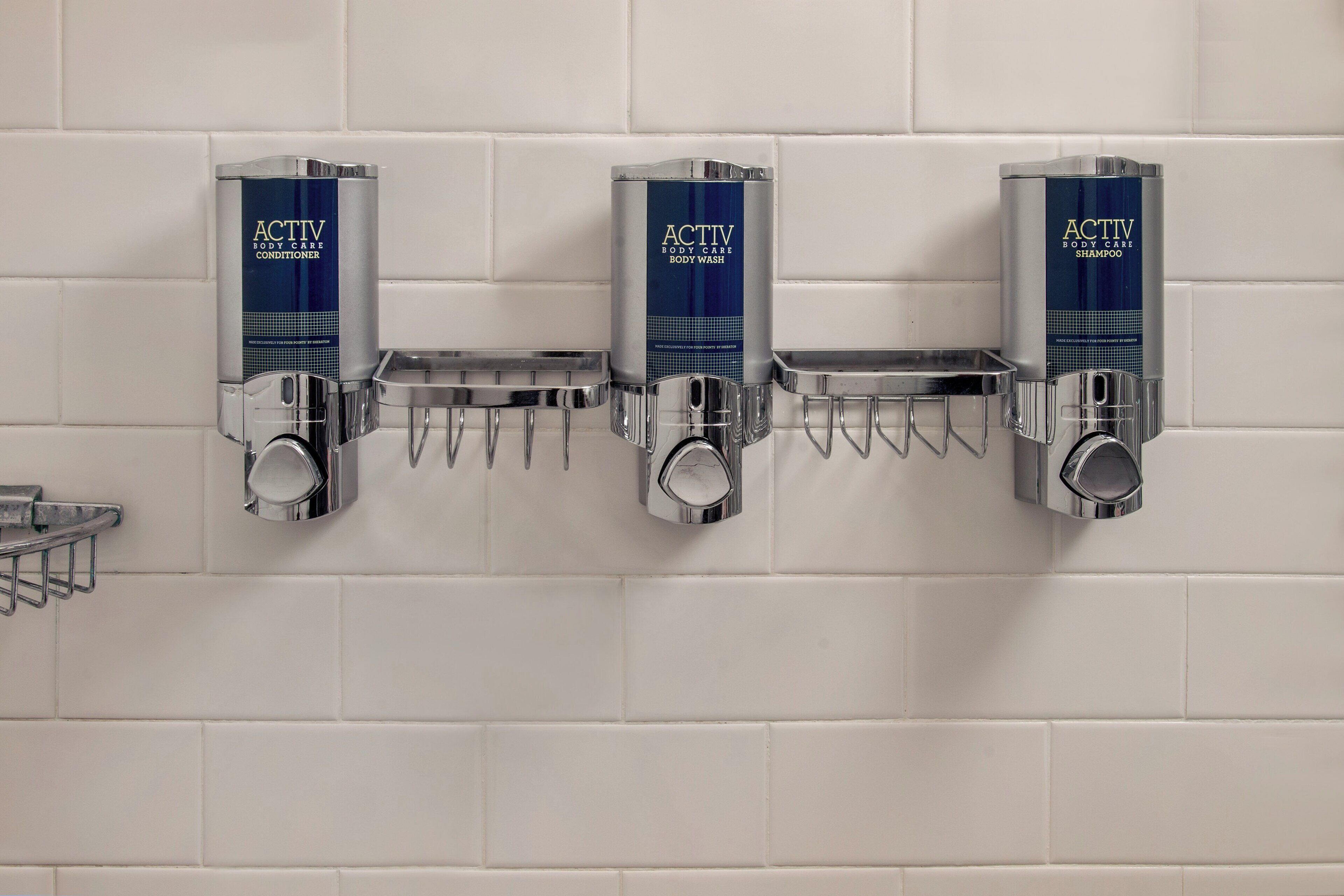 Douche, articles de toilette de luxe, sèche-cheveux, serviettes fournies