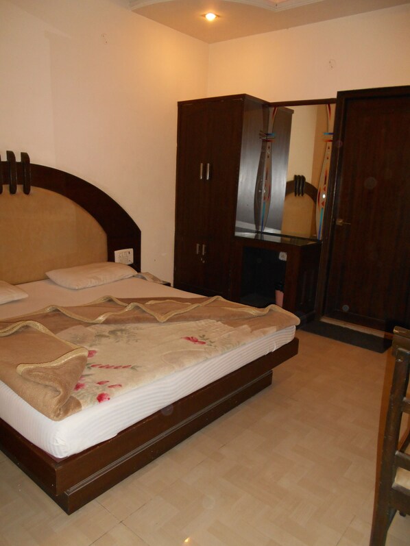 Habitación doble | Minibar, caja fuerte, escritorio y tabla de planchar con plancha