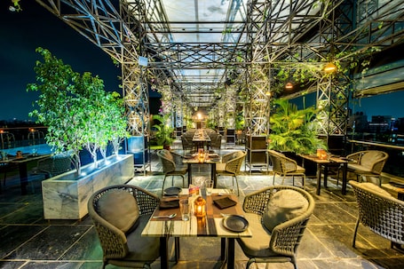 4 restaurants, breakfast, lunch, dinner served; Japanese cuisine