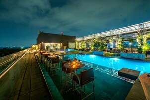 Una piscina al aire libre