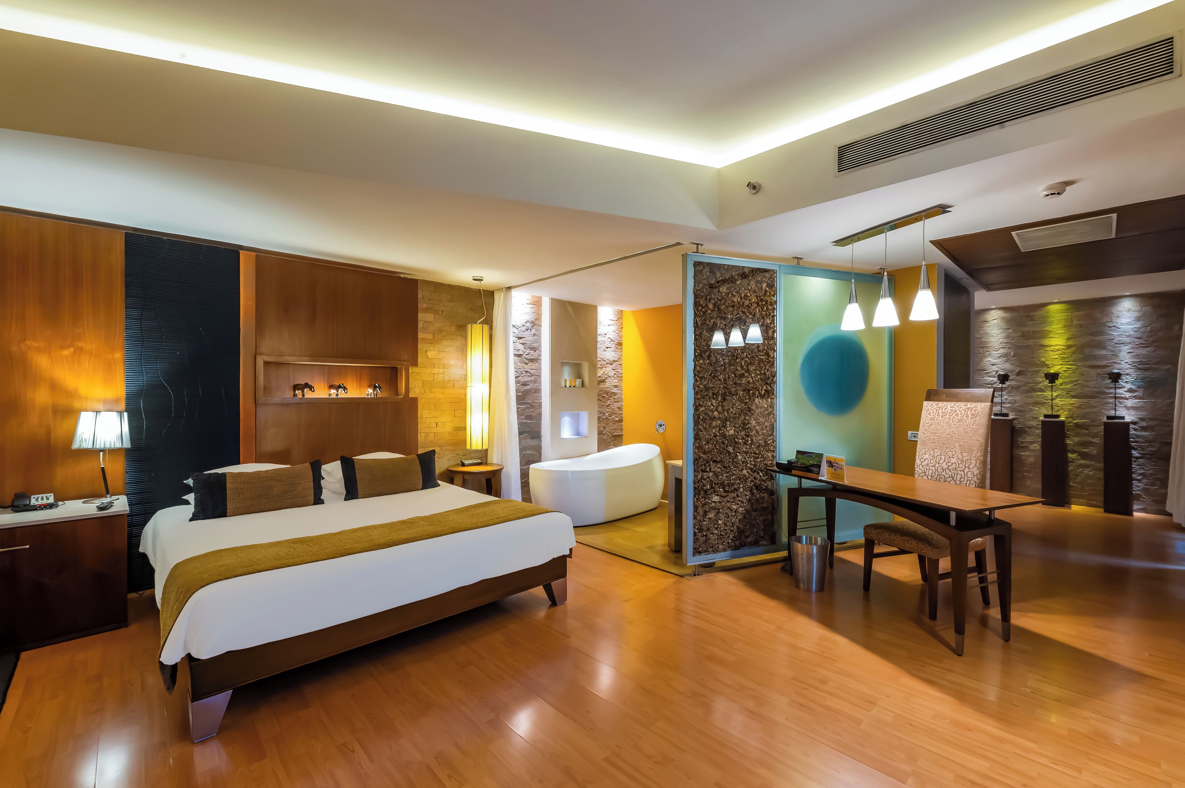 Suite with Bathtub, 2 way Airport Transfer | Hochwertige Bettwaren, Pillowtop-Betten, Zimmersafe, Schreibtisch