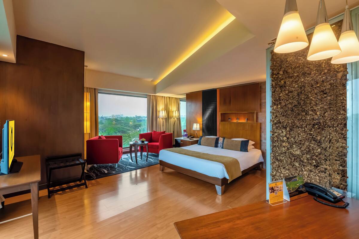 Suite with Bathtub, 2 way Airport Transfer | 高档床上用品、加厚床垫、客房内保险箱、办公桌