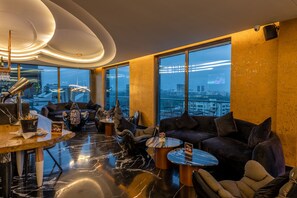 4 restaurantes; se sirve desayuno, almuerzo y cena; cocina japonesa