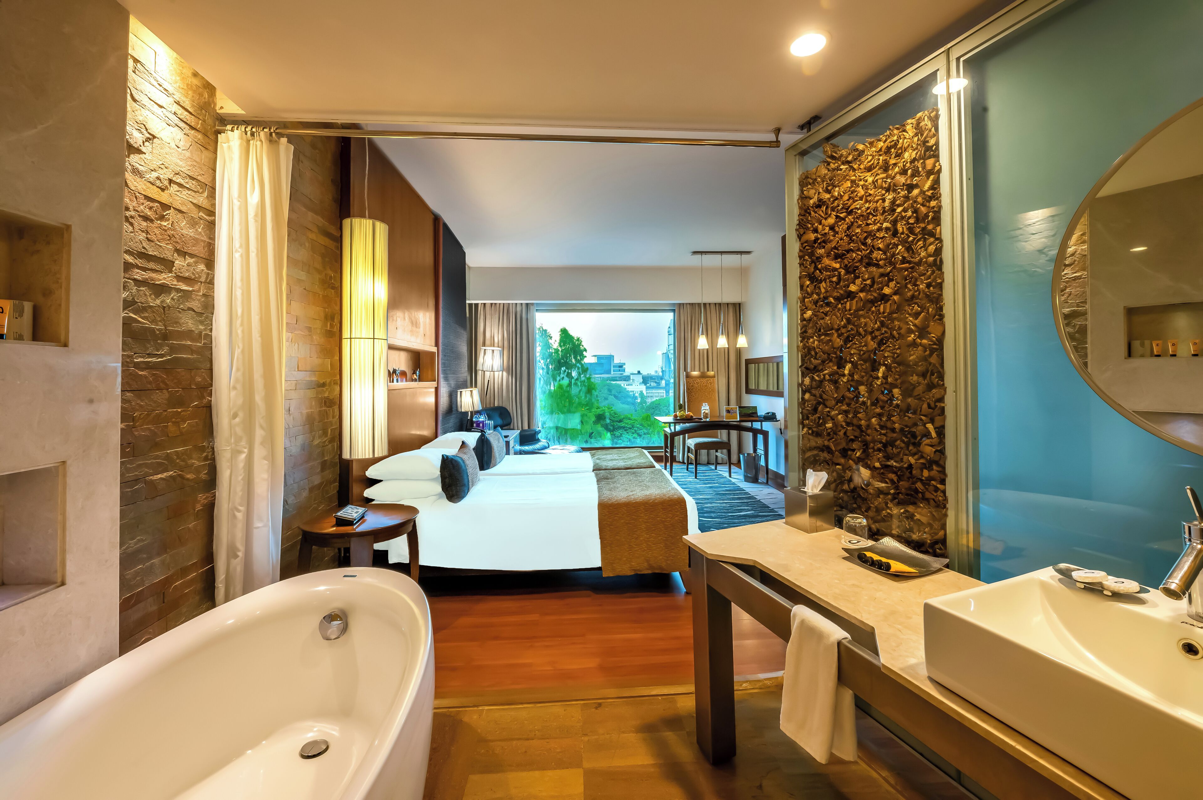 Premier Room with Bathtub | Premium bedding, pillowtop beds, in-room safe, desk