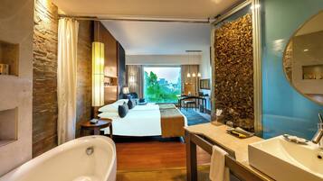 Premier Room with Bathtub | Sengetøy av topp kvalitet, senger med overmadrass og safe på rommet