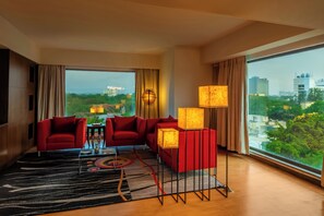 Presidential Suite with Bathtub, 2-way Airport Transfer | Ropa de cama de alta calidad y colchones con acolchado adicional