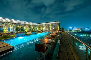 Una piscina al aire libre
