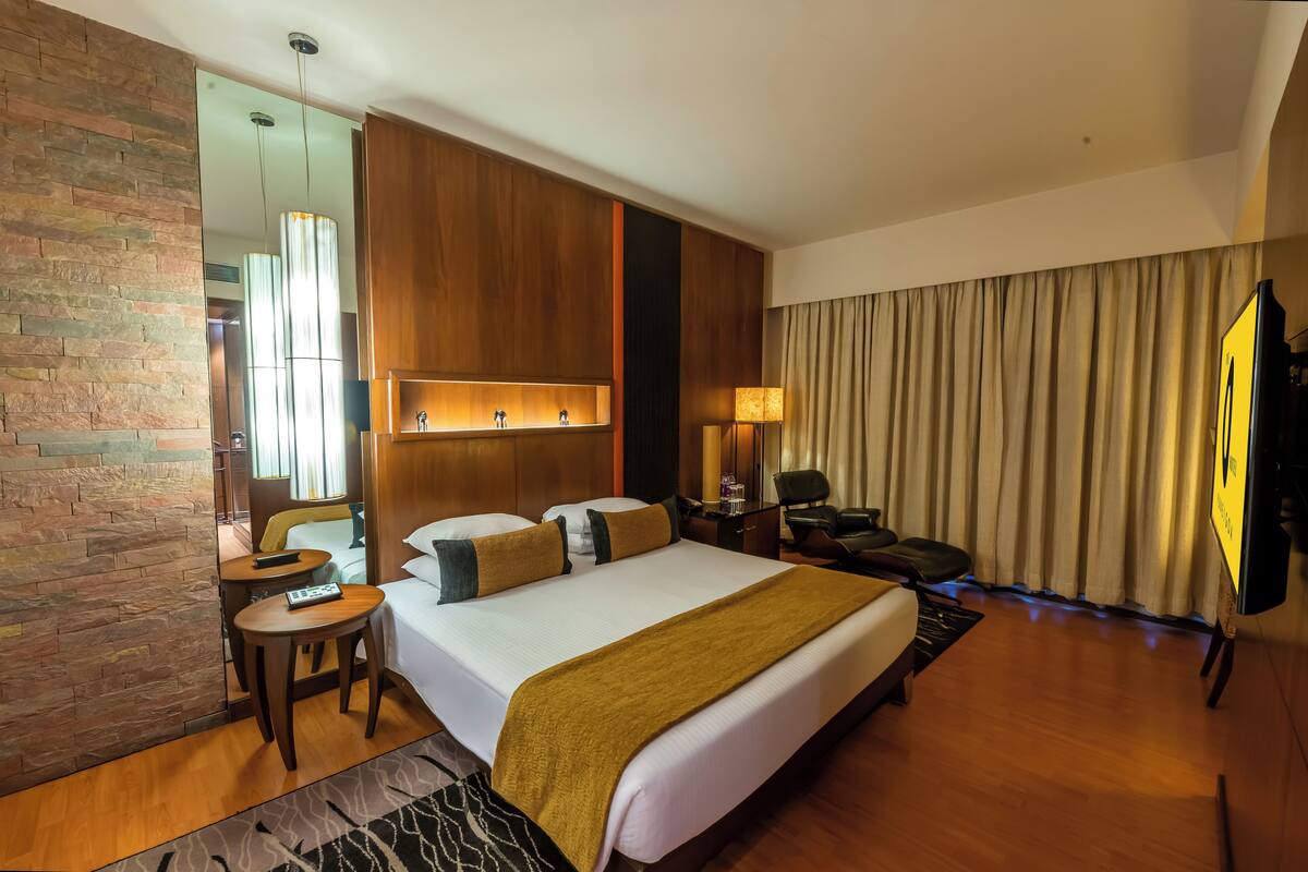 Presidential Suite with Bathtub, 2-way Airport Transfer | 高档床上用品、加厚床垫、客房内保险箱、办公桌