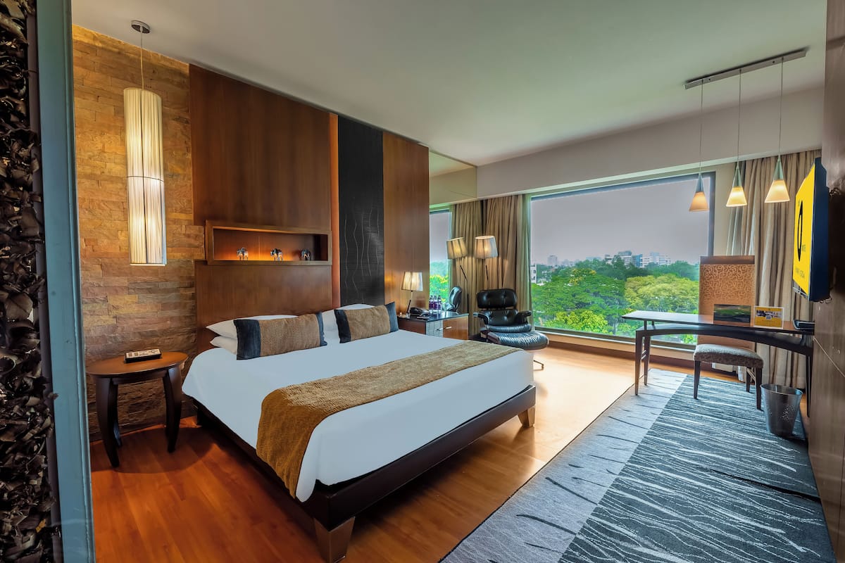 Deluxe Room with Bathtub & Fruit Platter | 高档床上用品、加厚床垫、客房内保险箱、办公桌