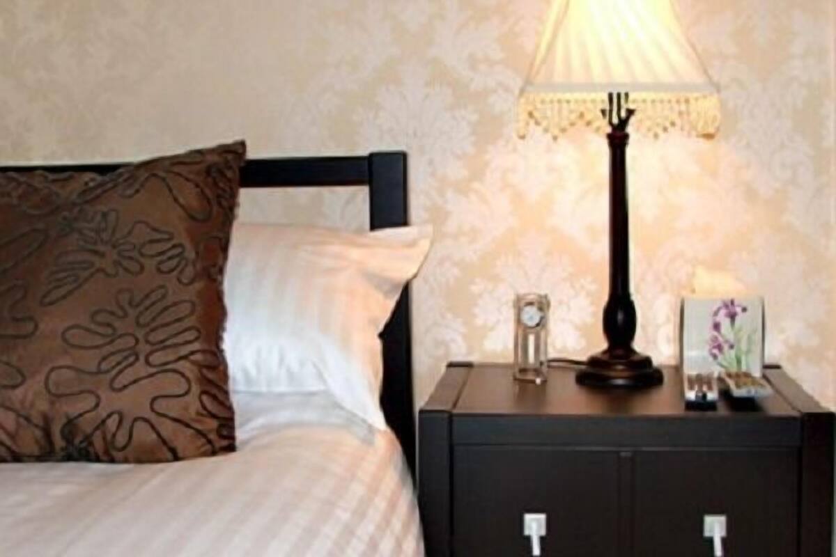 Phòng đôi, có phòng tắm riêng (Spacious-Poirot Room)