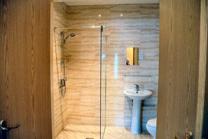 Shower, hair dryer, towels - Beech Mount Hotel - Free Parking (Liverpool)