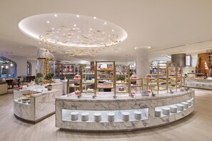 Desayuno buffet diario (AED 170 por persona)