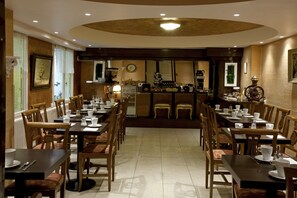 Desayuno buffet diario (EUR 9.90 por persona)