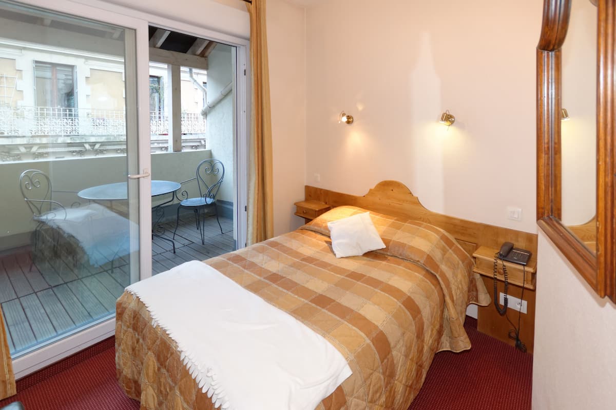 Schreibtisch, Verdunkelungsvorhänge, schallisolierte Zimmer