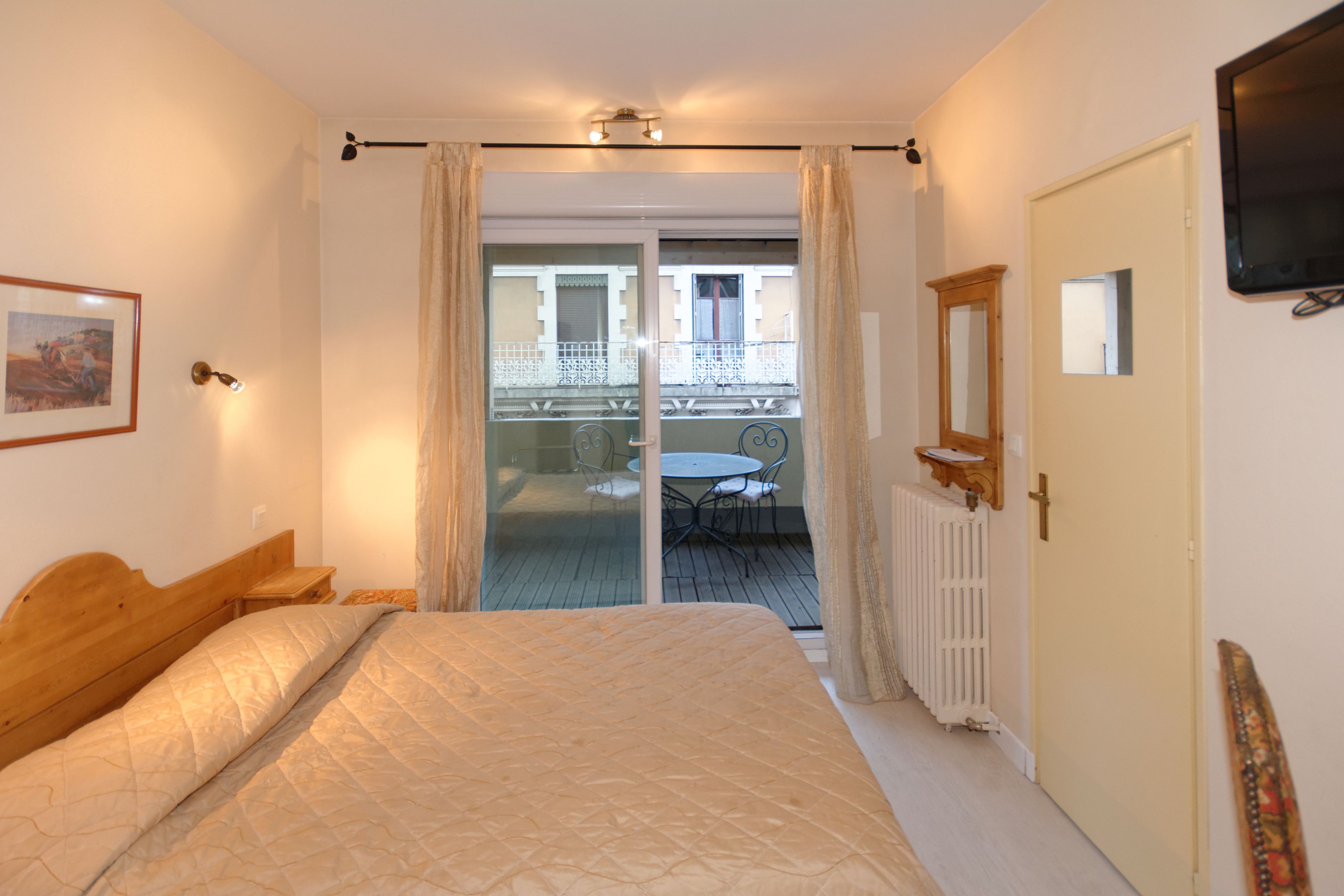 Bureau, rideaux occultants, chambres insonorisées