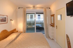 Bureau, rideaux occultants, chambres insonorisées