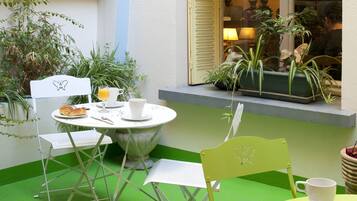 Petit déjeuner buffet (9.90 EUR par personne)