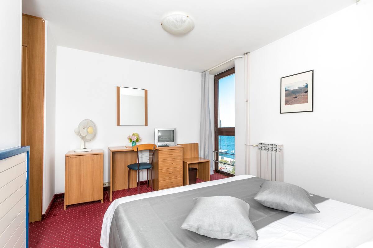 Desk, iron/ironing board (on request), bed sheets