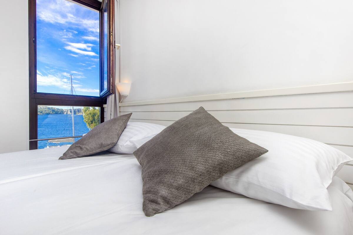 Desk, iron/ironing board (on request), bed sheets