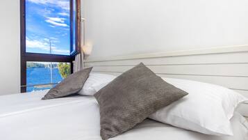 Meja, seterika/papan seterika, cadar katil