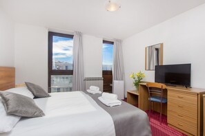 Desk, iron/ironing board, bed sheets - Hotel Jadran (Sibenik)