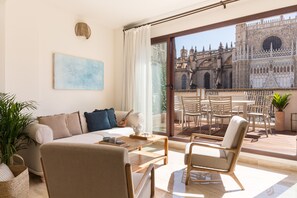 Habitación estándar | Área de sala de estar | Televisión de pantalla plana de 32 pulgadas con canales por cable