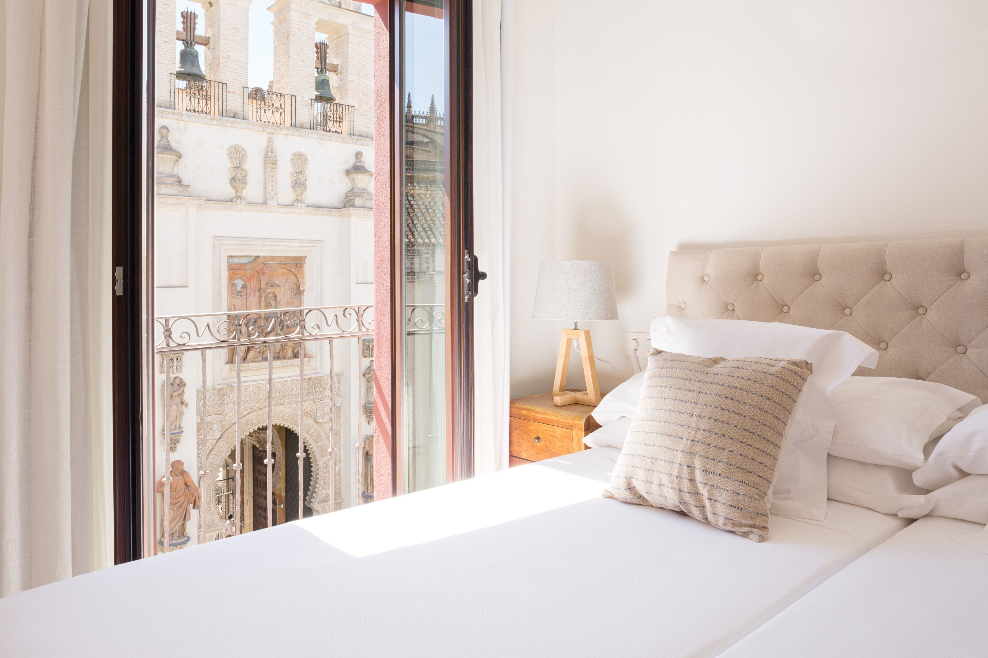 standard room | premium bedding, down duvets, memory-foam beds, in-room safe