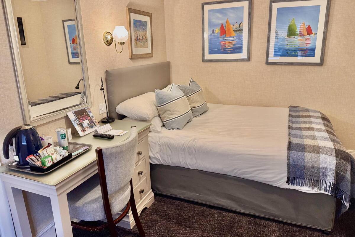 Classic Room, 1 Double Bed, Non Smoking (Small Room) | Desk, iron/ironing board, cribs (free), rollaway beds (surcharge)
