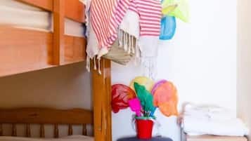 Classic-Zimmer, Mehrere Betten, Nichtraucher, Meerblick (Bunk Bed) | Schreibtisch, Bügeleisen/Bügelbrett, kostenlose Babybetten