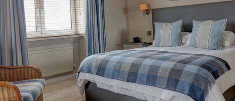 Classic Room, 1 King Bed, Non Smoking, Sea View | Beach
